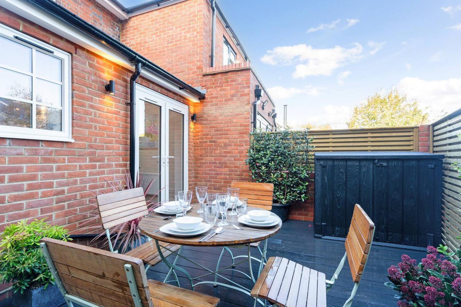 2 Bedrooms Stunning Westgate Cottage Retreat, Central Winchester, Free On-Street Parking Permit, With Garden Close To Cathedral - Sleeps 6, Pets Are Welcome, Summer Special Offer! - By Blue Puffin Stays Kültér fotó