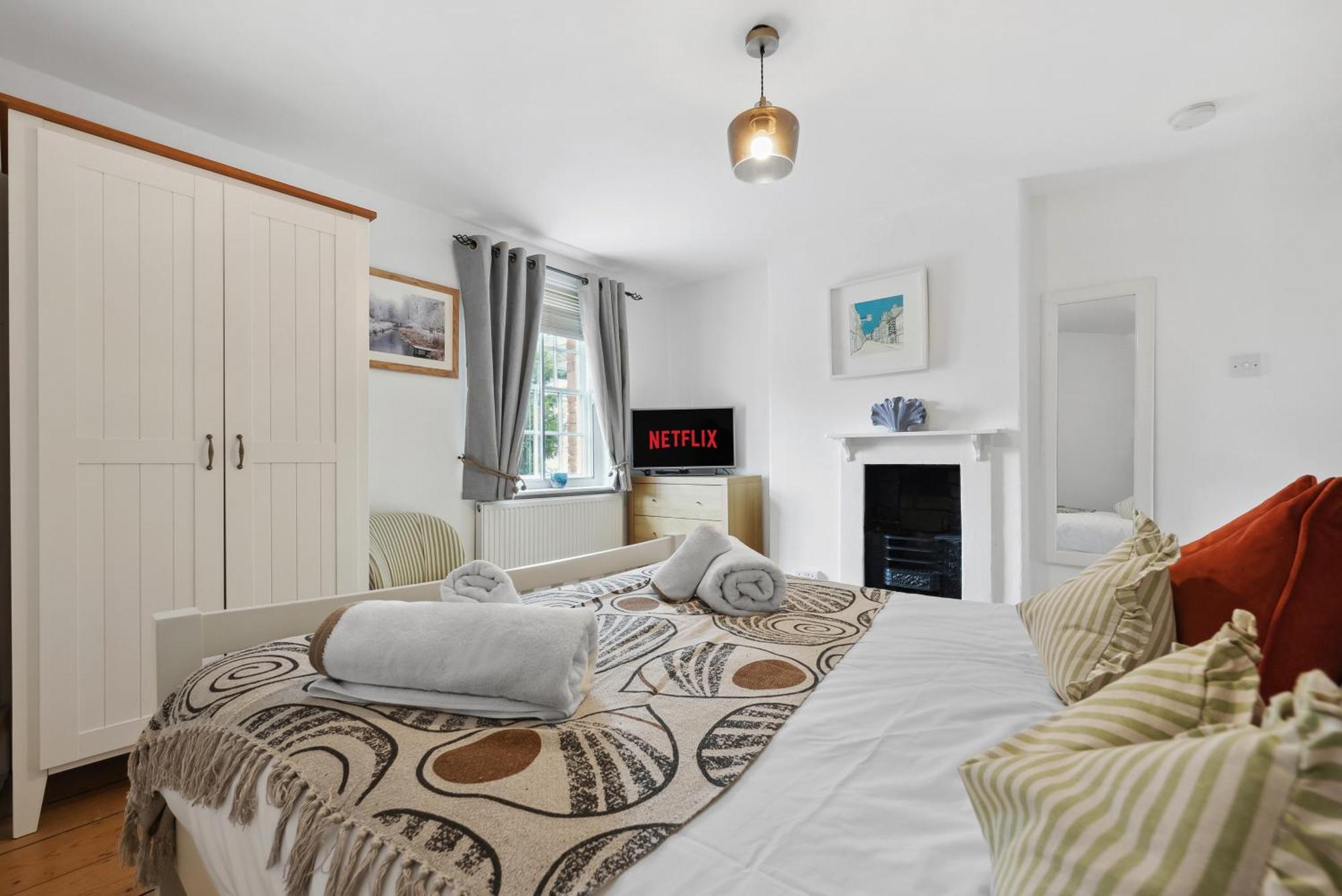 2 Bedrooms Stunning Westgate Cottage Retreat, Central Winchester, Free On-Street Parking Permit, With Garden Close To Cathedral - Sleeps 6, Pets Are Welcome, Summer Special Offer! - By Blue Puffin Stays Kültér fotó