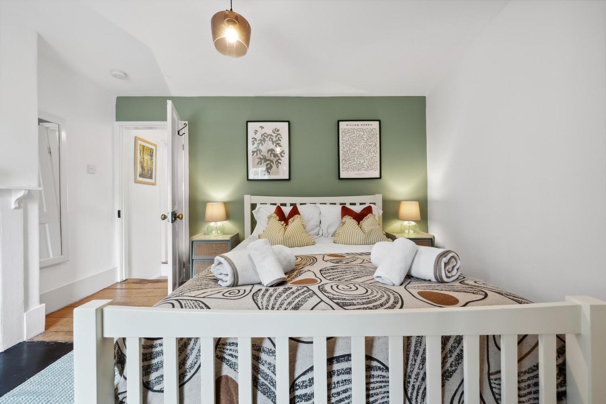 2 Bedrooms Stunning Westgate Cottage Retreat, Central Winchester, Free On-Street Parking Permit, With Garden Close To Cathedral - Sleeps 6, Pets Are Welcome, Summer Special Offer! - By Blue Puffin Stays Kültér fotó
