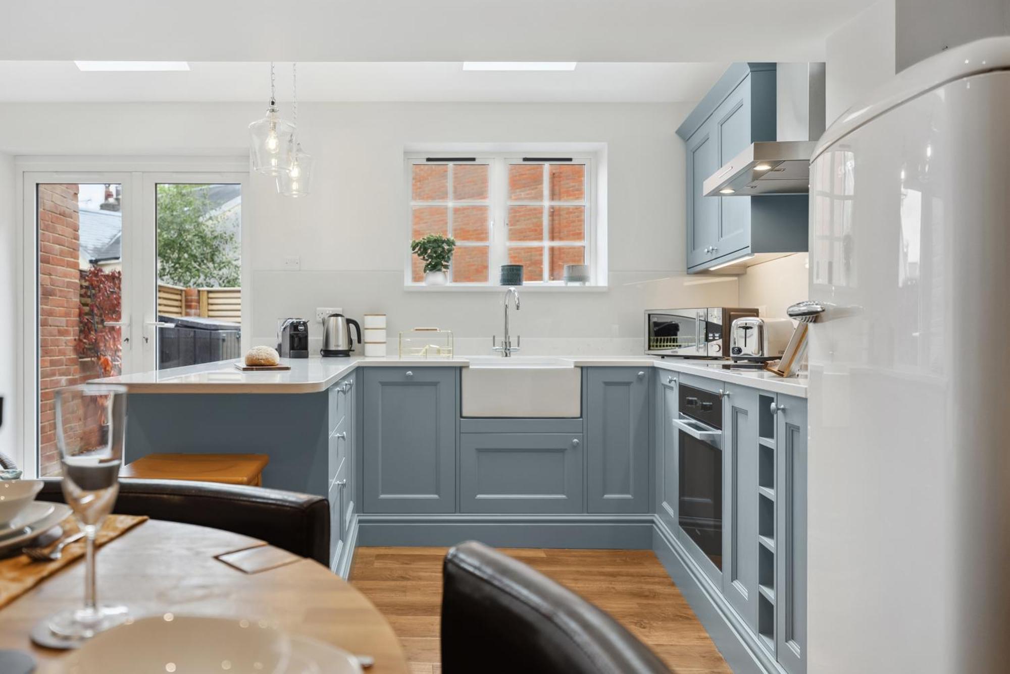 2 Bedrooms Stunning Westgate Cottage Retreat, Central Winchester, Free On-Street Parking Permit, With Garden Close To Cathedral - Sleeps 6, Pets Are Welcome, Summer Special Offer! - By Blue Puffin Stays Kültér fotó