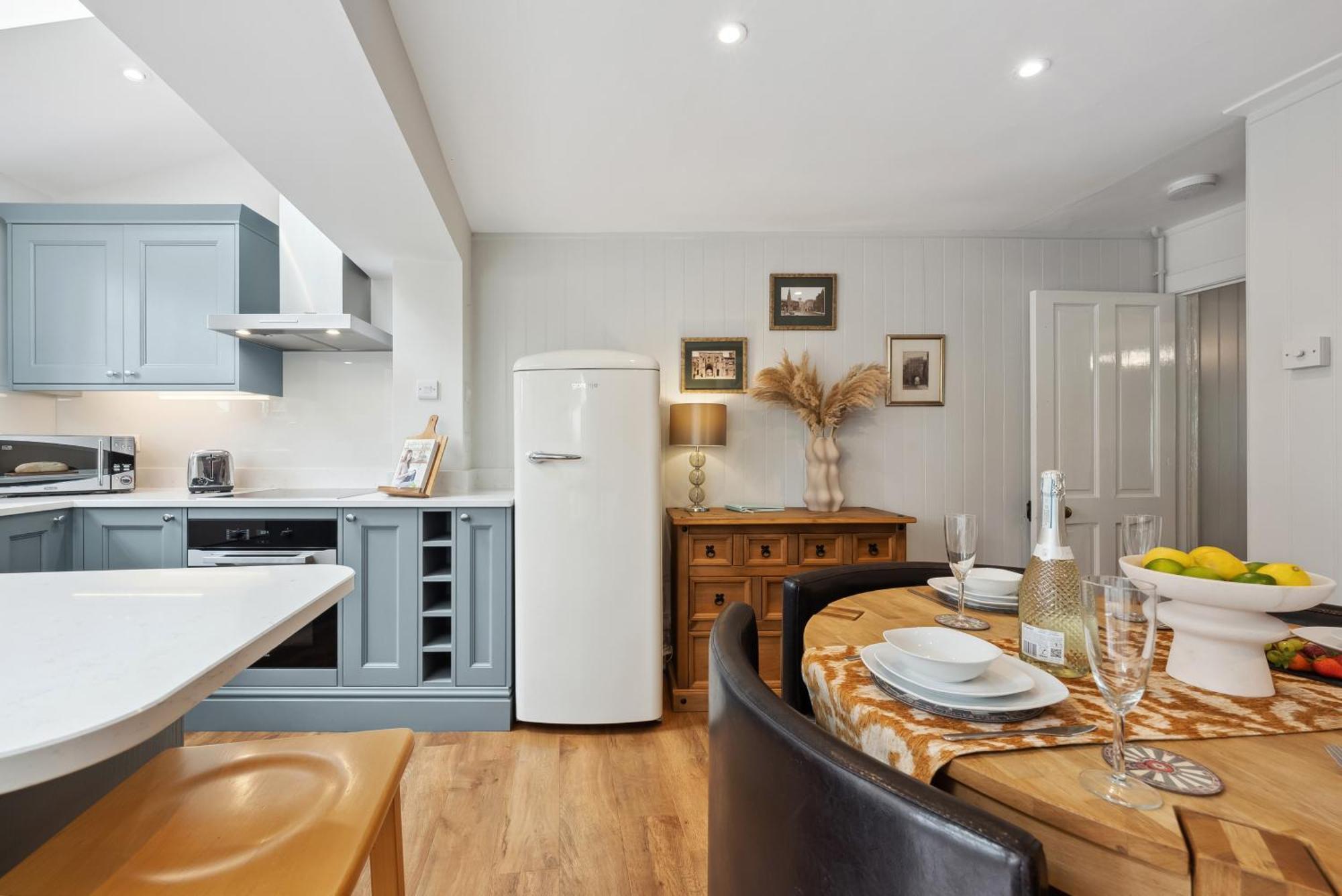 2 Bedrooms Stunning Westgate Cottage Retreat, Central Winchester, Free On-Street Parking Permit, With Garden Close To Cathedral - Sleeps 6, Pets Are Welcome, Summer Special Offer! - By Blue Puffin Stays Kültér fotó