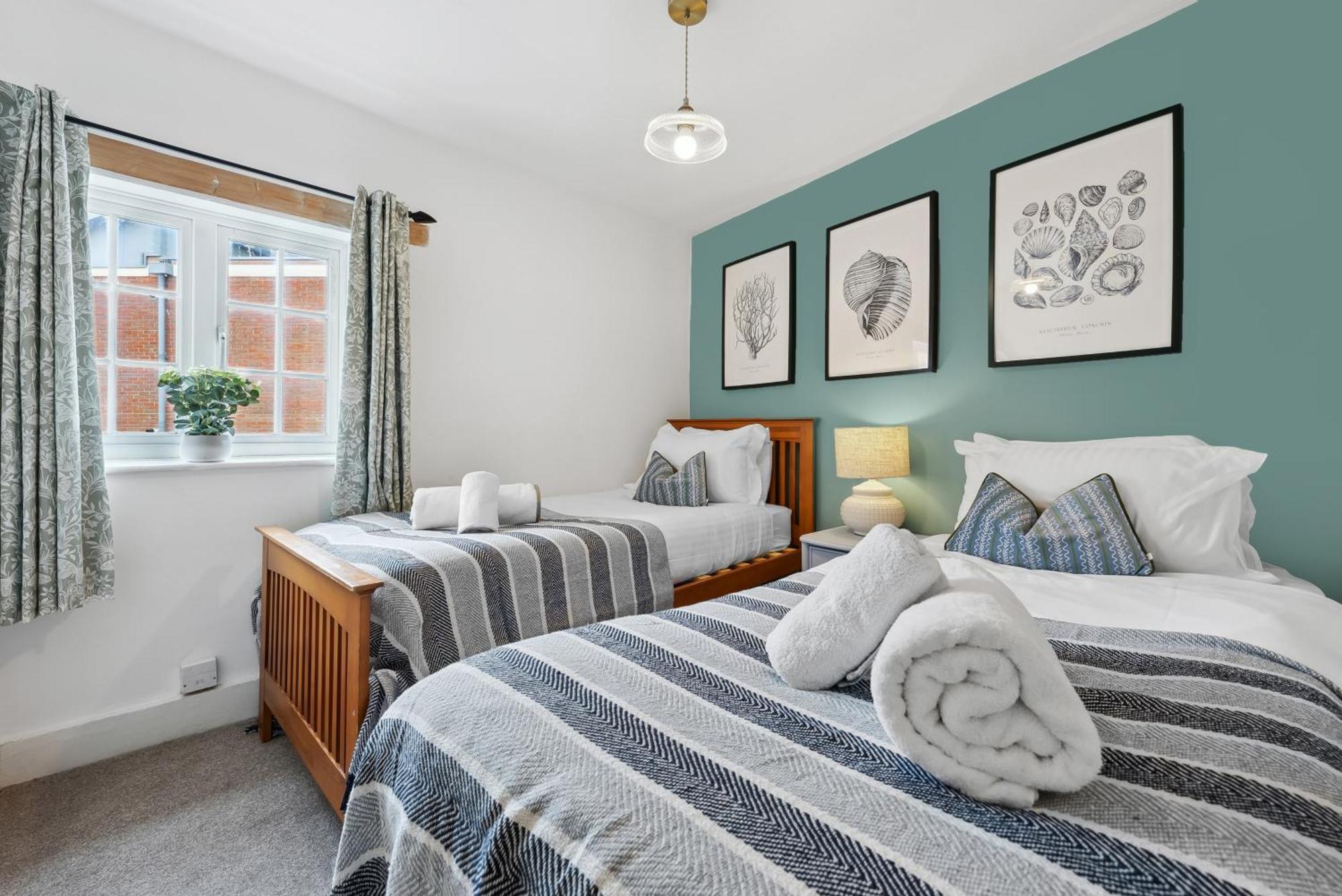 2 Bedrooms Stunning Westgate Cottage Retreat, Central Winchester, Free On-Street Parking Permit, With Garden Close To Cathedral - Sleeps 6, Pets Are Welcome, Summer Special Offer! - By Blue Puffin Stays Kültér fotó