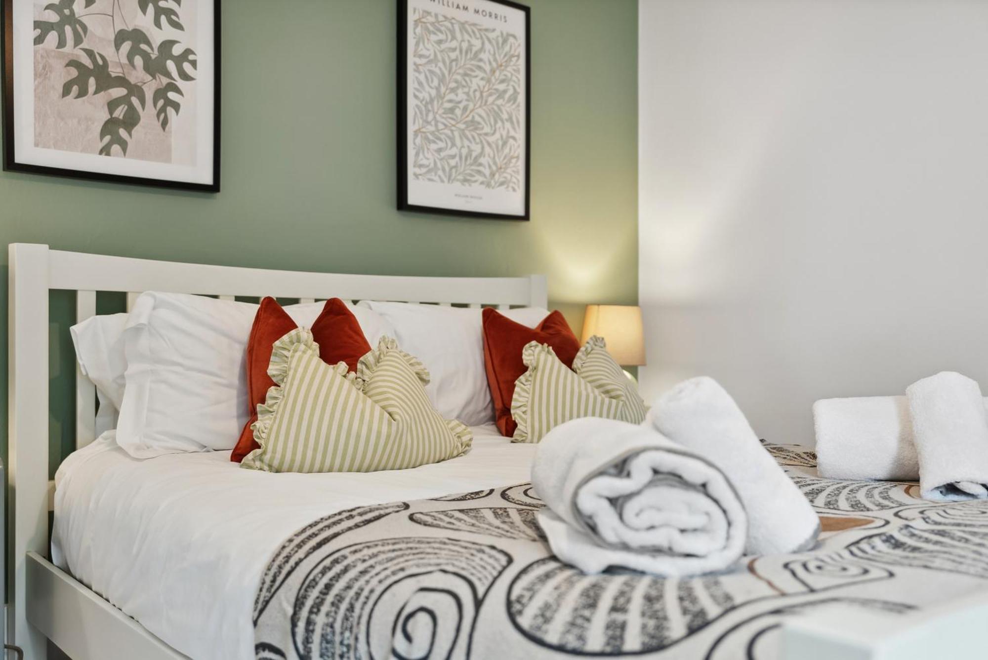 2 Bedrooms Stunning Westgate Cottage Retreat, Central Winchester, Free On-Street Parking Permit, With Garden Close To Cathedral - Sleeps 6, Pets Are Welcome, Summer Special Offer! - By Blue Puffin Stays Kültér fotó