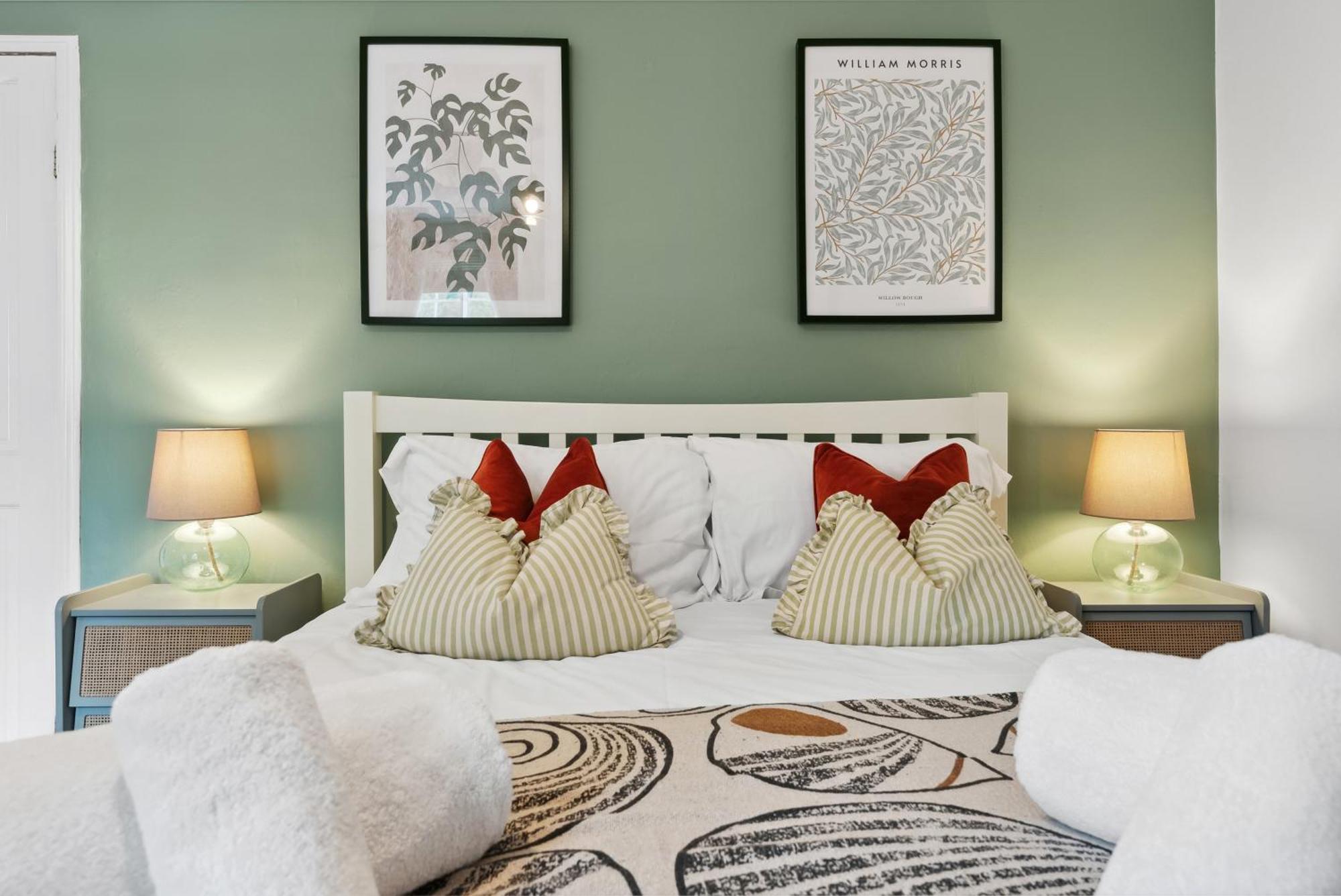 2 Bedrooms Stunning Westgate Cottage Retreat, Central Winchester, Free On-Street Parking Permit, With Garden Close To Cathedral - Sleeps 6, Pets Are Welcome, Summer Special Offer! - By Blue Puffin Stays Kültér fotó