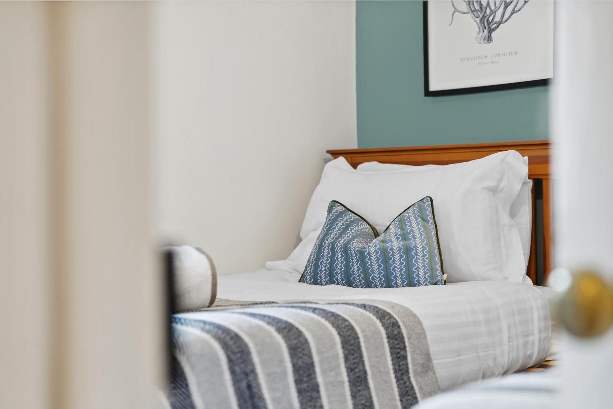 2 Bedrooms Stunning Westgate Cottage Retreat, Central Winchester, Free On-Street Parking Permit, With Garden Close To Cathedral - Sleeps 6, Pets Are Welcome, Summer Special Offer! - By Blue Puffin Stays Kültér fotó