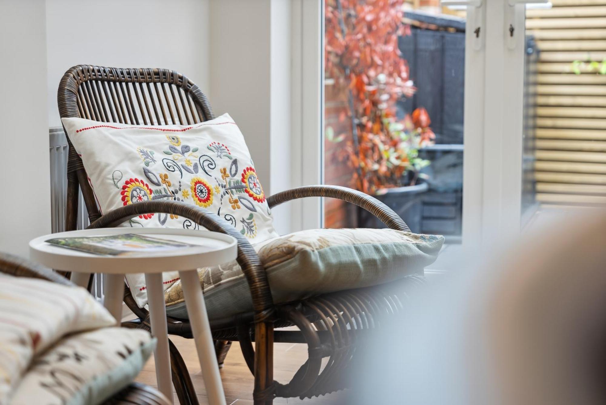 2 Bedrooms Stunning Westgate Cottage Retreat, Central Winchester, Free On-Street Parking Permit, With Garden Close To Cathedral - Sleeps 6, Pets Are Welcome, Summer Special Offer! - By Blue Puffin Stays Kültér fotó