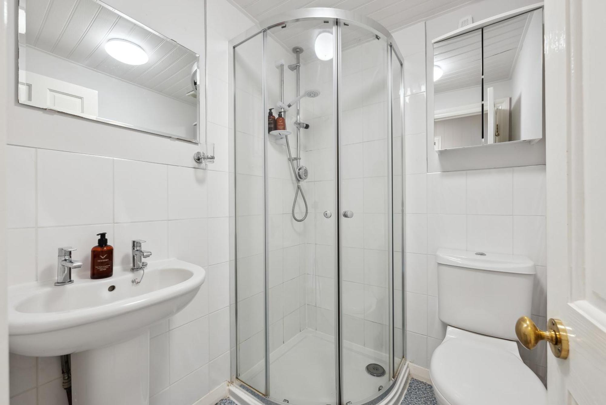 2 Bedrooms Stunning Westgate Cottage Retreat, Central Winchester, Free On-Street Parking Permit, With Garden Close To Cathedral - Sleeps 6, Pets Are Welcome, Summer Special Offer! - By Blue Puffin Stays Kültér fotó