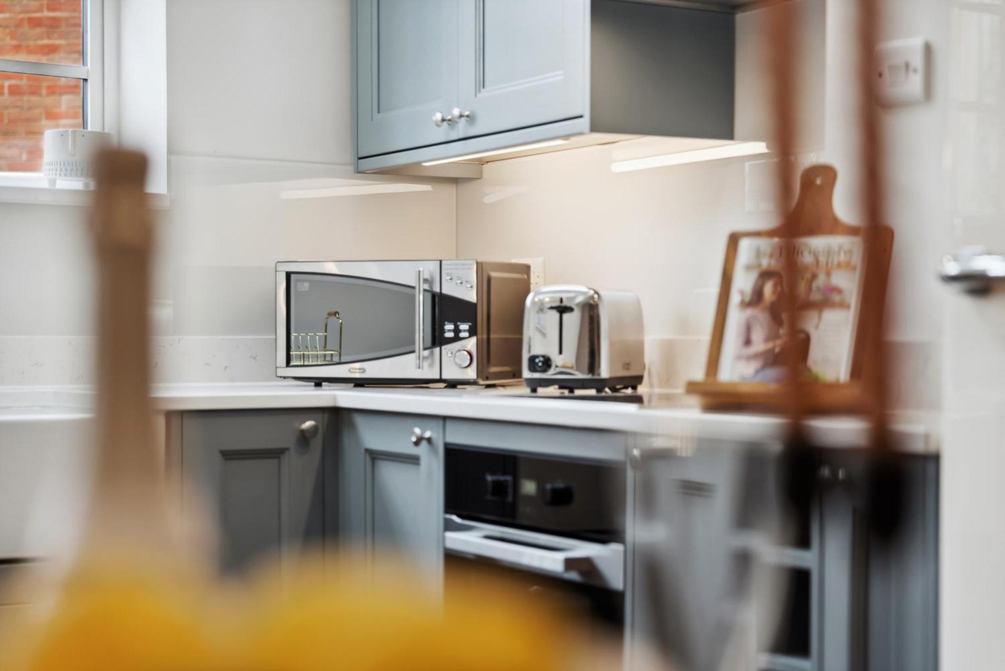 2 Bedrooms Stunning Westgate Cottage Retreat, Central Winchester, Free On-Street Parking Permit, With Garden Close To Cathedral - Sleeps 6, Pets Are Welcome, Summer Special Offer! - By Blue Puffin Stays Kültér fotó