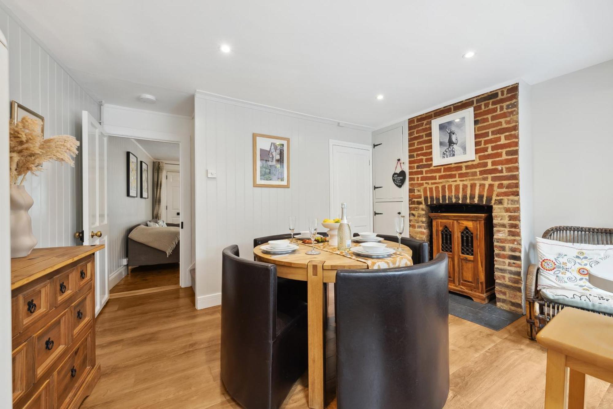 2 Bedrooms Stunning Westgate Cottage Retreat, Central Winchester, Free On-Street Parking Permit, With Garden Close To Cathedral - Sleeps 6, Pets Are Welcome, Summer Special Offer! - By Blue Puffin Stays Kültér fotó